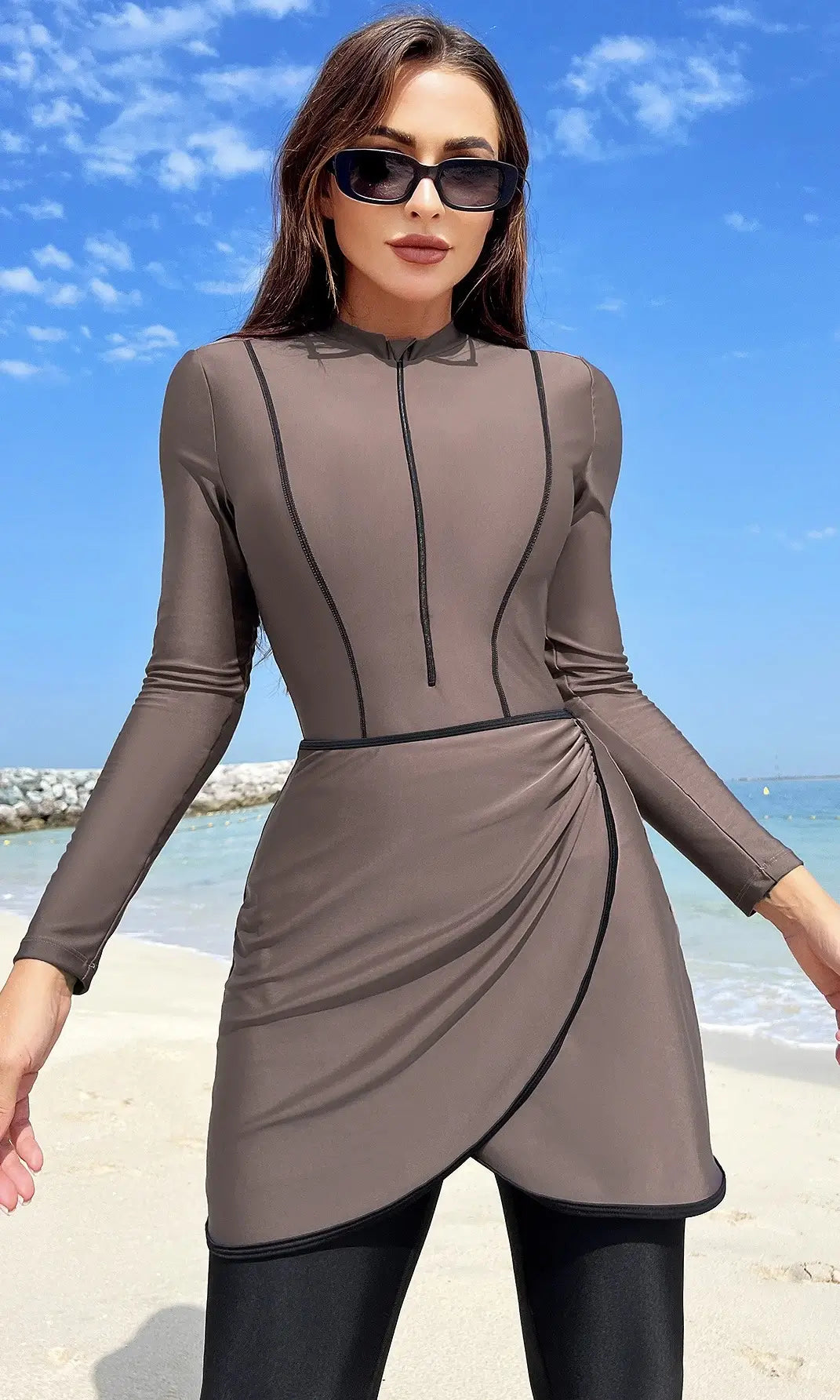 Burkini moderne avec jupe couleur taupe (zoom sur les détails)