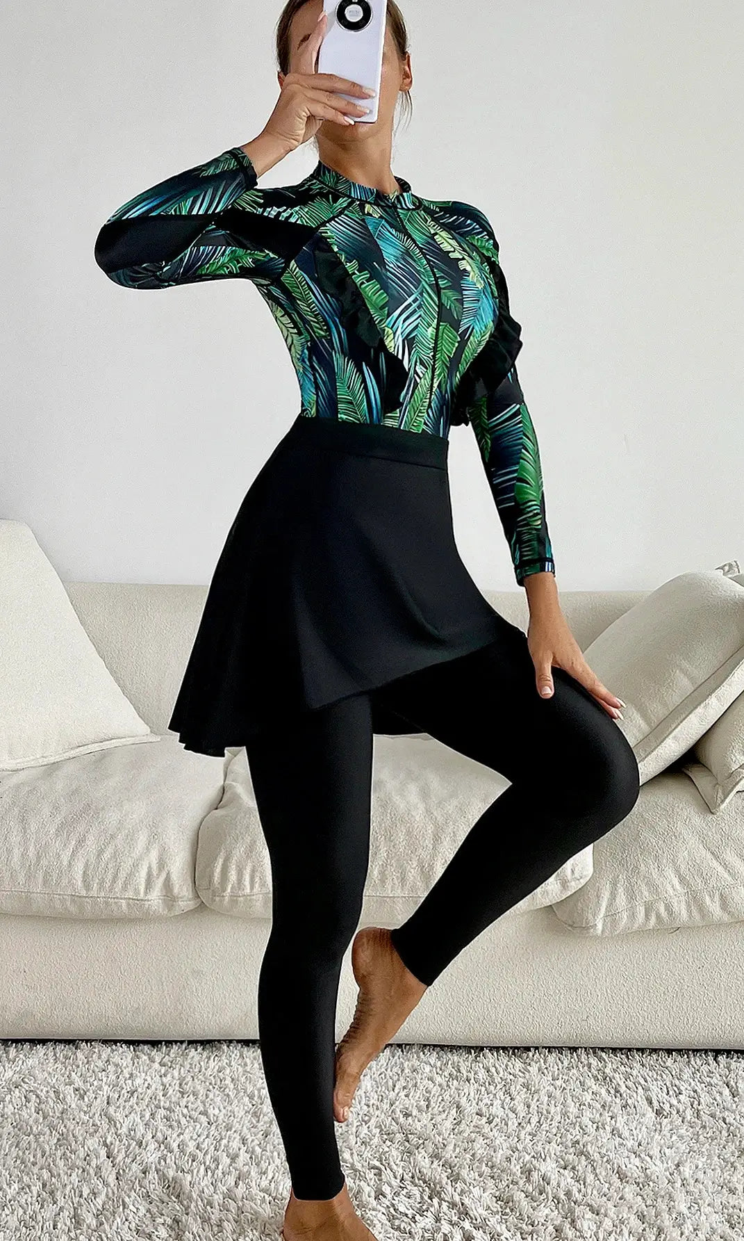 Burkini noir avec jupe et motifs nature, vue de profil